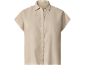Camicia da donna beige a maniche corte con bottoni.