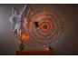 Ragnatela con luci arancioni, ragno e rami decorativi per Halloween.