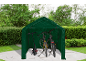 Capanno verde con monopattino elettrico e due biciclette in giardino.