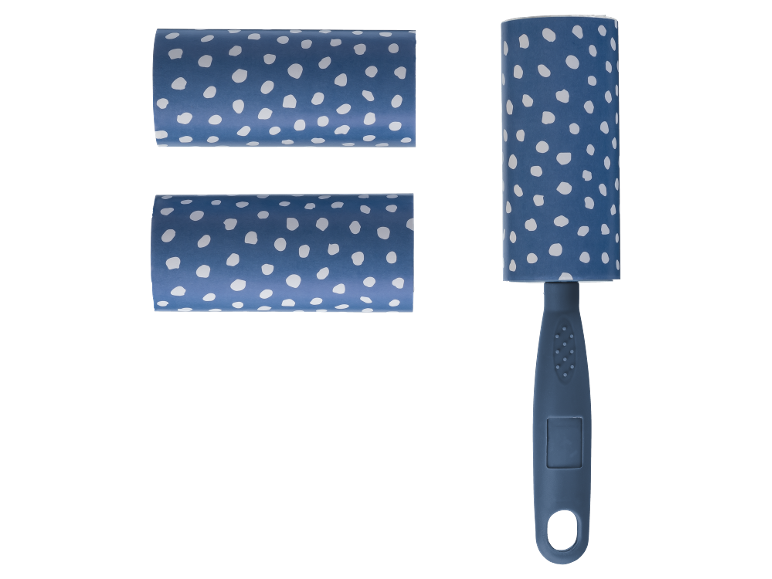 Rullo levapelucchi con manico blu e due ricariche a pois bianchi.