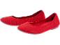 Un paio di ballerine rosse da donna con texture a maglia.