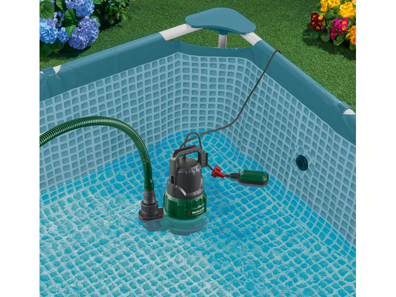 Pompa ad immersione in una piscina con tubo da giardino.