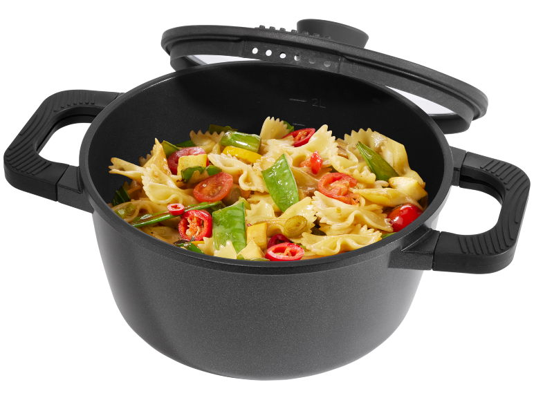 Pentola con pasta farfalle, pomodori, peperoni e piselli, con coperchio aperto