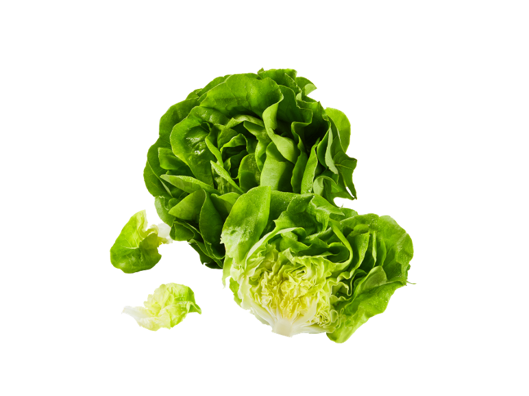 Due lattughe verdi fresche e alcune foglie staccate su sfondo nero.