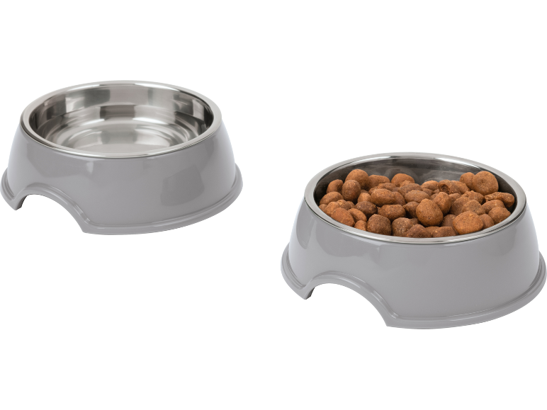 Due ciotole grigie per animali domestici, una vuota e una piena di cibo secco.