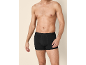 Uomo a torso nudo che indossa boxer neri.