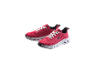 Un paio di scarpe da corsa rosse con lacci e suola bianca.