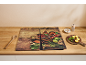 Copripiastre con design di spezie ed erbe, con utensili in legno e verdure.