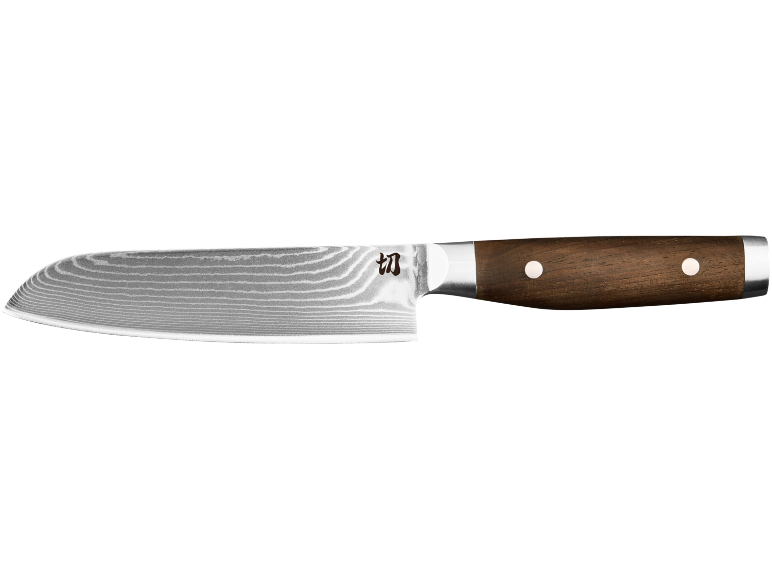Coltello da cucina con lama a motivo Damasco e manico in legno marrone con rivetti.