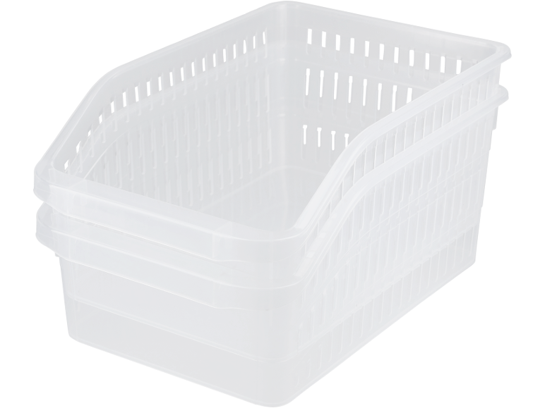 Contenitori trasparenti in plastica impilati uno sull'altro.