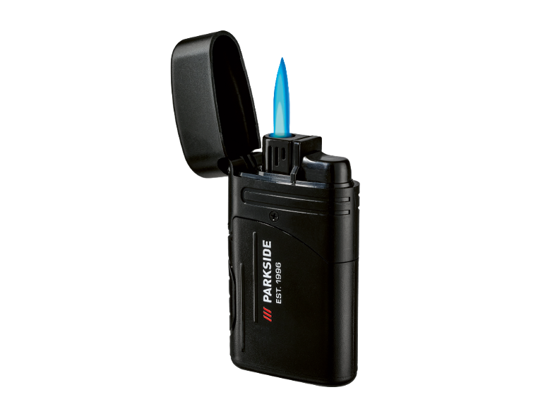 Accendino a gas nero con coperchio aperto e fiamma blu.
