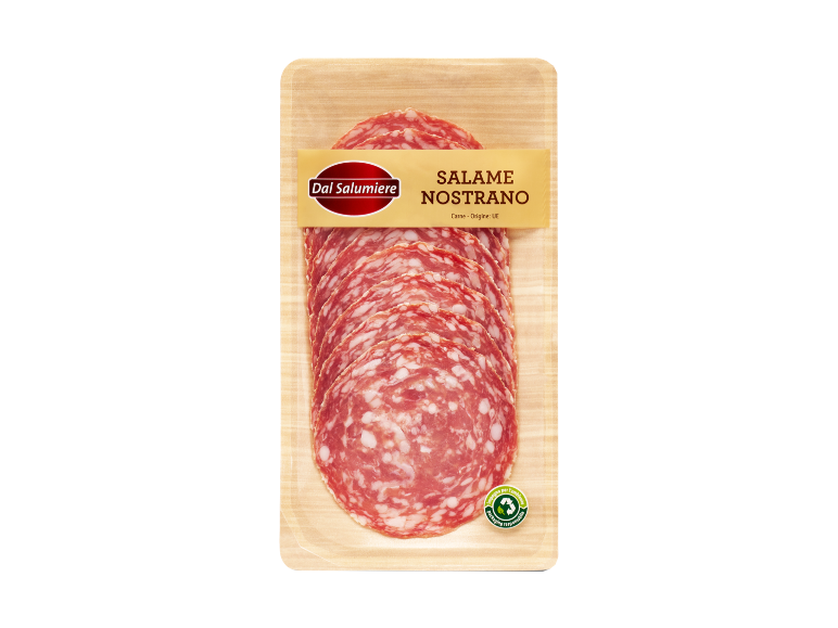 Vassoio di salame nostrano affettato con etichetta gialla.
