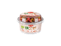 Yogurt biologico alla fragola con muesli alle fragole e lamponi.
