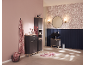 Elegante bagno con mobili grigio scuro, parete rosa e carta da parati floreale.
