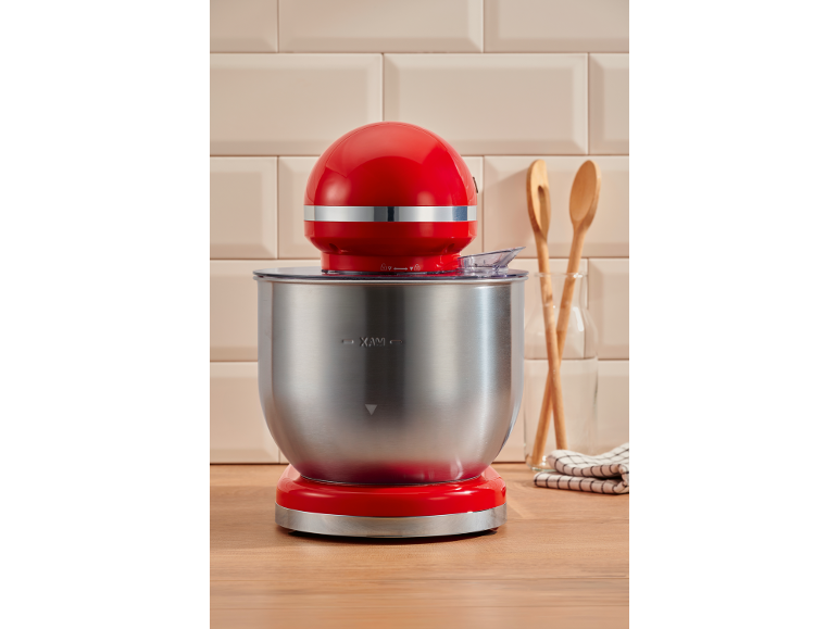 Robot da cucina rosso con ciotola in acciaio inossidabile in una cucina moderna.
