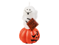 Candela di Halloween con un fantasma bianco sorridente su una zucca arancione, con una borsa 'TRICK OR TREAT'.