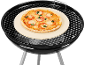 Pizza margherita su una pietra per pizza rotonda su un barbecue nero.