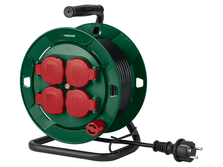 Avvolgicavo verde con quattro prese rosse e spina nera, su sfondo nero.