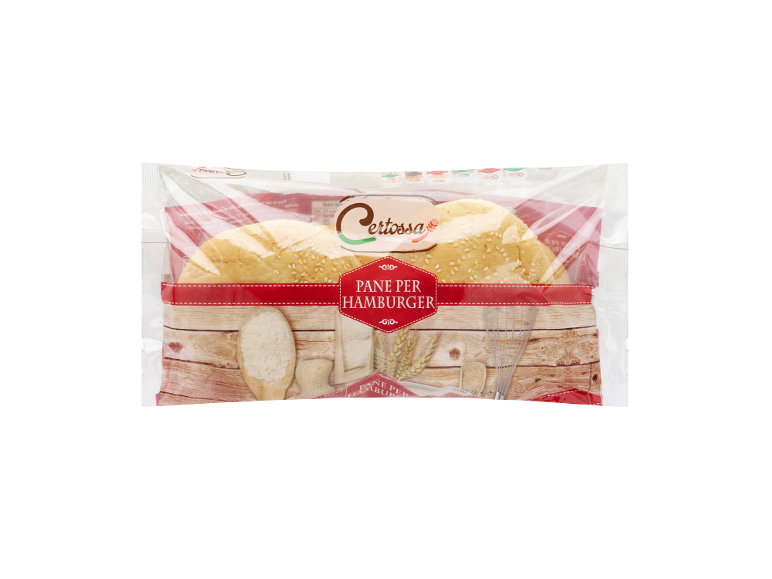 Panini per hamburger confezionati con semi di sesamo, su sfondo in legno con utensili da cucina.