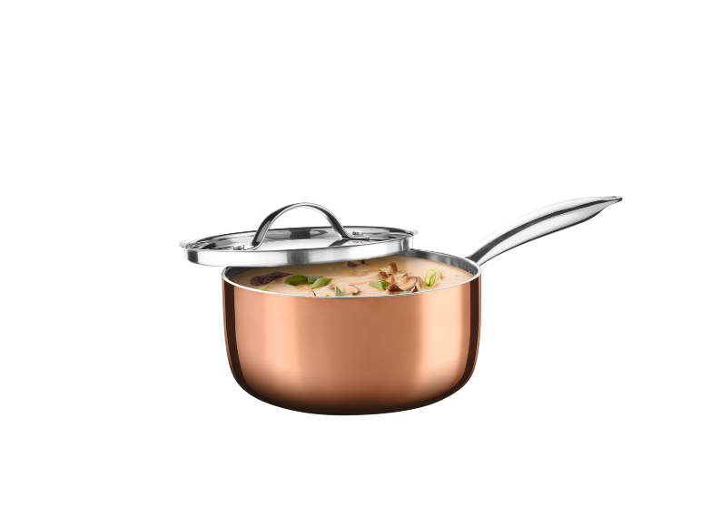 Pentolino in rame con coperchio e zuppa cremosa di funghi