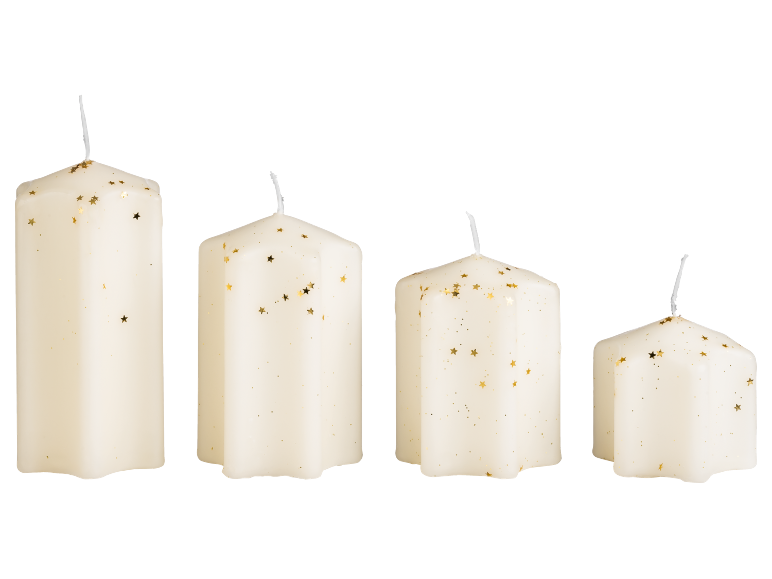 Quattro candele bianche di diverse dimensioni con glitter dorati a forma di stella.