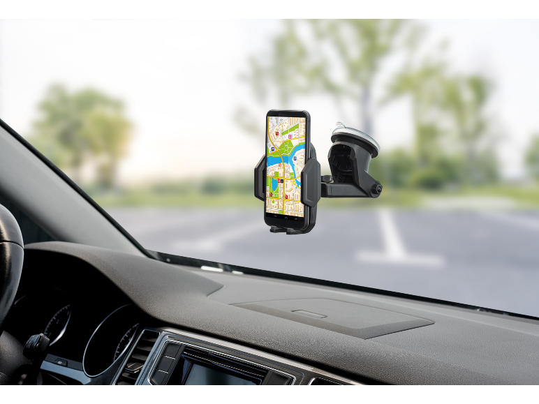 Smartphone con navigazione in un supporto per auto sul parabrezza.