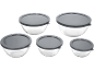 Set di cinque ciotole in vetro trasparente con coperchi in plastica grigio scuro, di varie dimensioni.