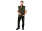 Uomo con gilet verde, maglietta bianca e pantaloni da lavoro neri con tasche porta attrezzi.