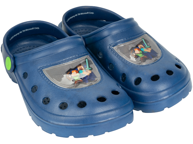 Zoccoli blu per bambini con personaggi di un videogioco a blocchi, con data 2026.