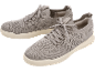 Paio di scarpe sportive grigie in maglia con suole bianche.