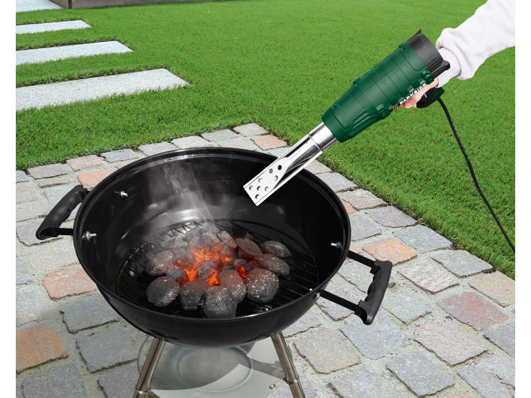 Accenditore elettrico per carbonella che accende la carbonella in un barbecue a sfera.