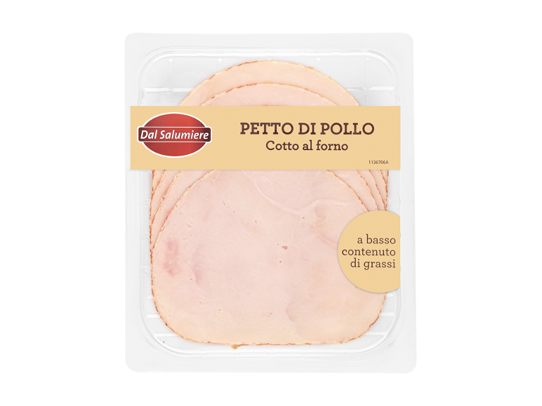 Fette di petto di pollo cotto al forno, a basso contenuto di grassi, in confezione.