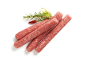 Salsicce fresche con rosmarino, peperoncino e cipollotto su sfondo bianco.