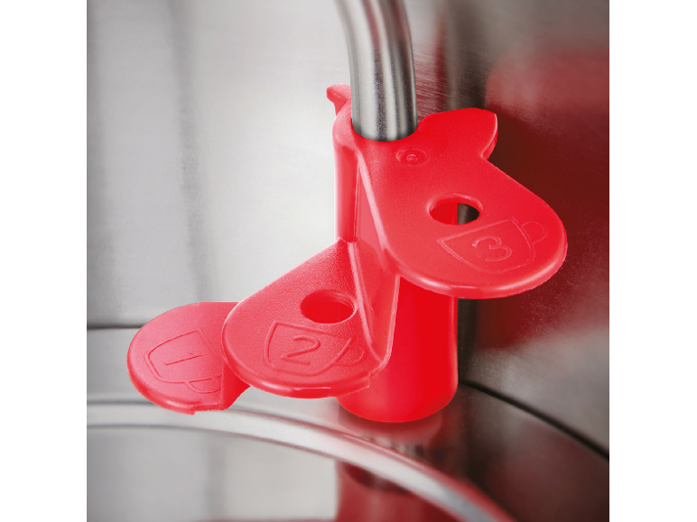 Dosatori di caffè rossi con indicatori da 2 e 3 tazze, fissati a un'asta metallica.