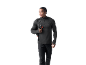 Uomo in top sportivo nero a maniche lunghe e pantaloni, con uno zaino.