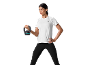 Donna in maglietta sportiva bianca e leggings neri, tiene un kettlebell.