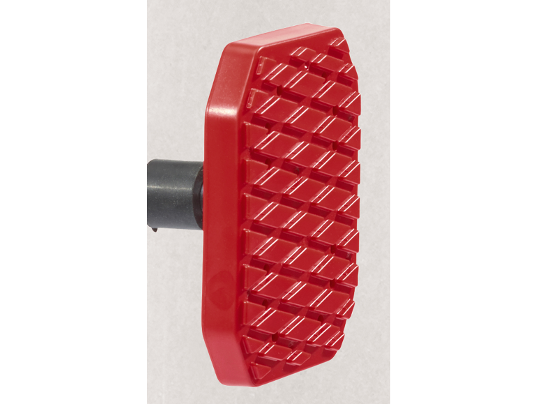 Primo piano di un pedale rosso testurizzato con un attacco nero