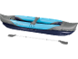 Kayak gonfiabile con pagaia, blu e grigio, per sport acquatici.