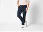 Uomo con pantaloni jogger blu navy e maglietta beige.