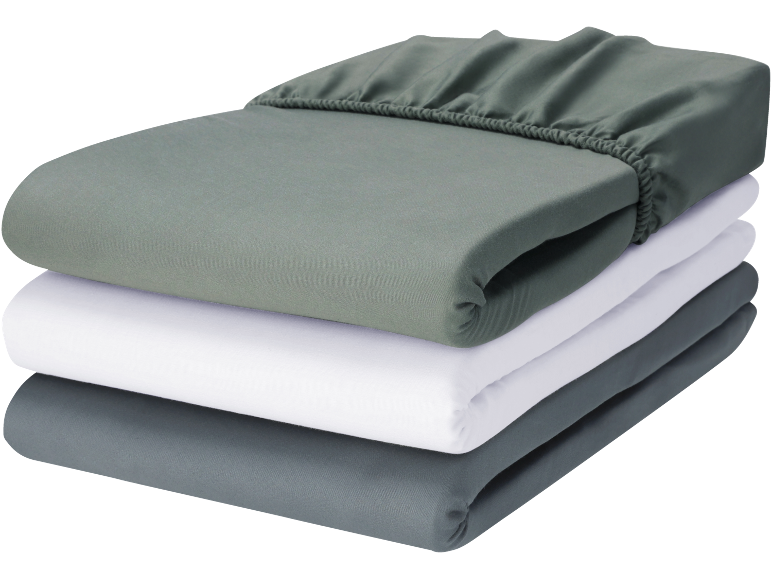 Pila di tre lenzuola con angoli: verde, bianco e grigio.