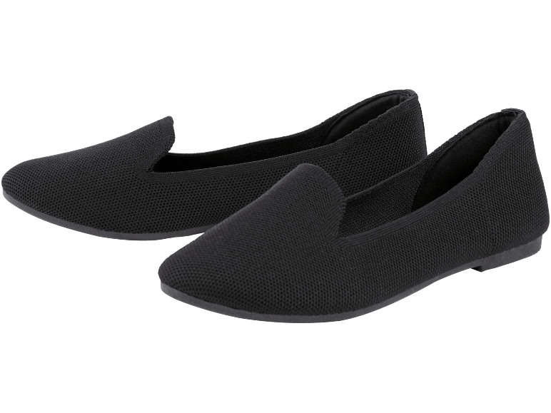 Un paio di scarpe basse nere in maglia con punta affusolata.