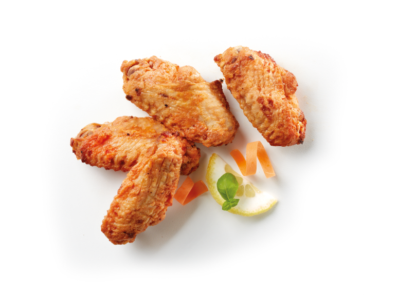 Alette di pollo fritte con limone, menta e striscioline di carota.