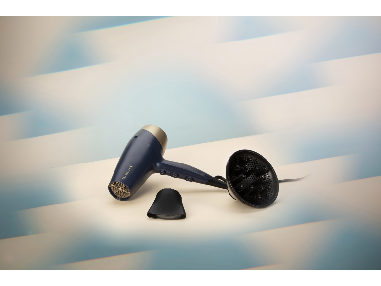 Asciugacapelli blu con diffusore e concentratore su sfondo a strisce.