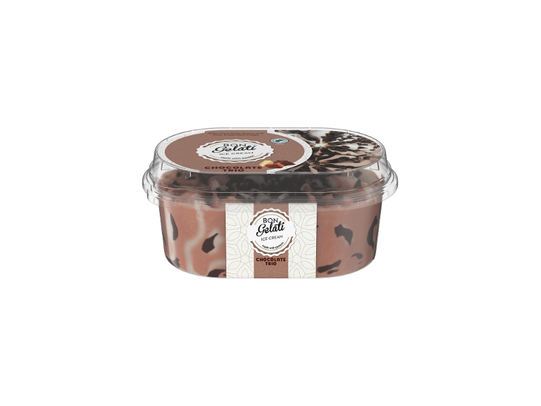 Trio di gelato al cioccolato con salsa e scaglie di cioccolato fondente in contenitore trasparente.