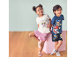 Bambini in magliette e pantaloncini con stampe di cuccioli, con la scritta 'Believe it. Be it!'.