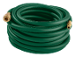 Tubo da giardino verde con raccordi in ottone, avvolto in cerchio.