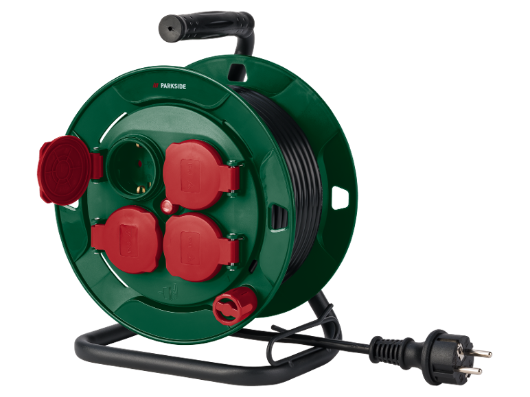 Avvolgicavo verde con quattro prese rosse e cavo nero.