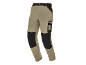 Pantaloni da lavoro beige con rinforzi neri su ginocchia e tasche.