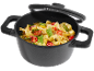 Pentola con pasta farfalle, pomodori, peperoni e piselli, con coperchio aperto