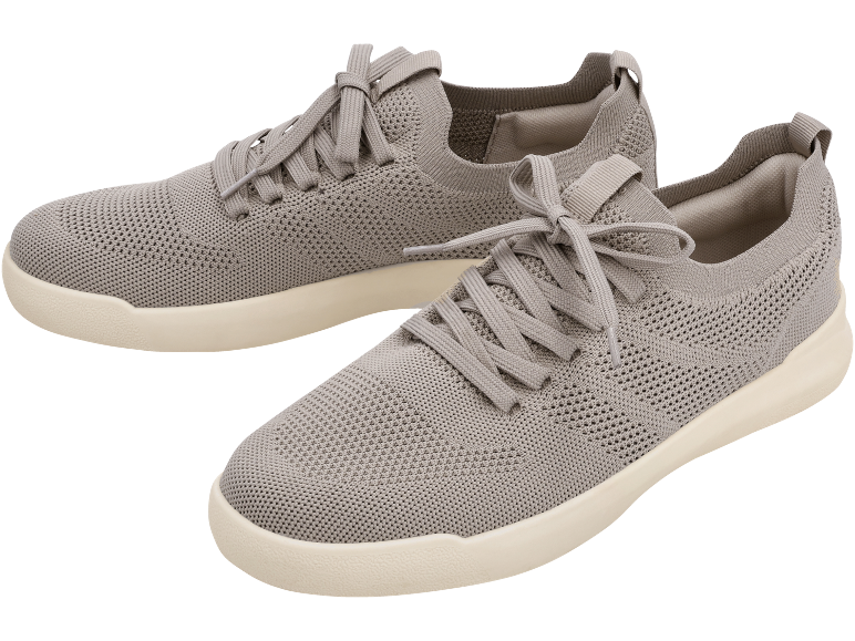 Paio di scarpe sportive grigie in maglia con suole bianche.